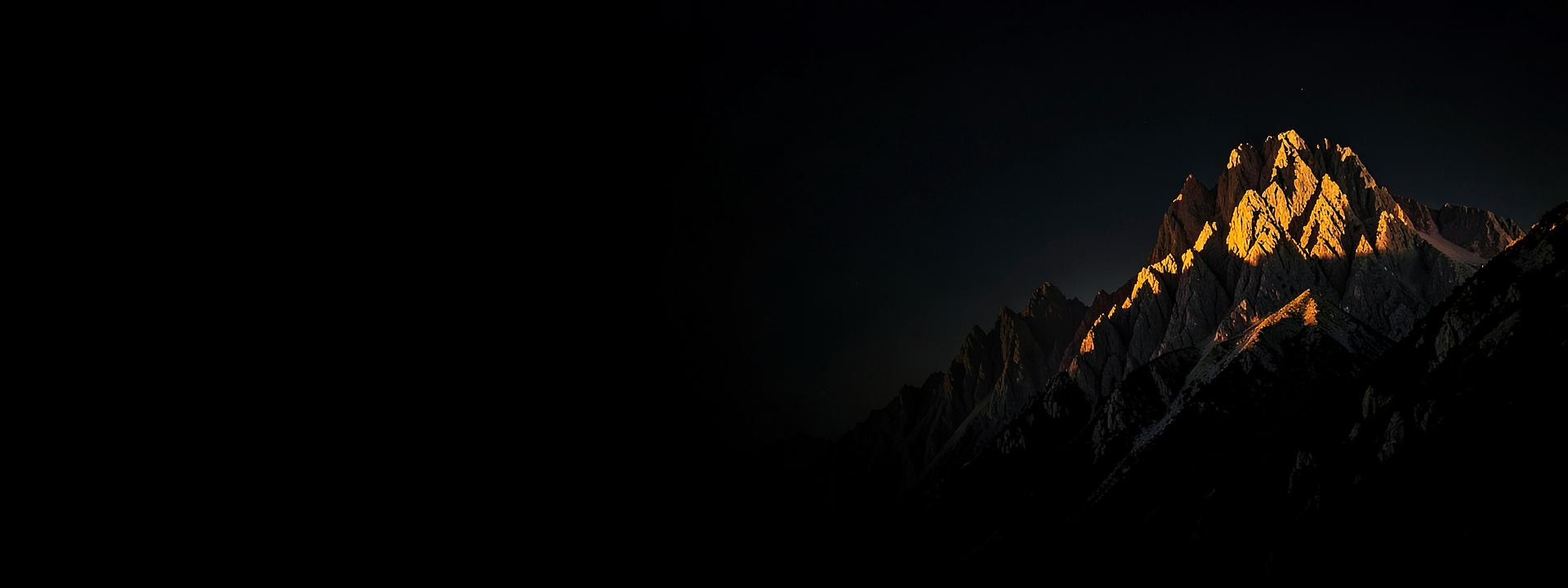 Cordilheira iluminada no horizonte